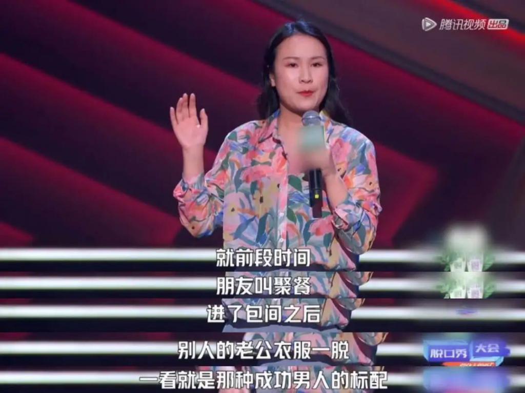 阴险恶毒，好想把她推下去？