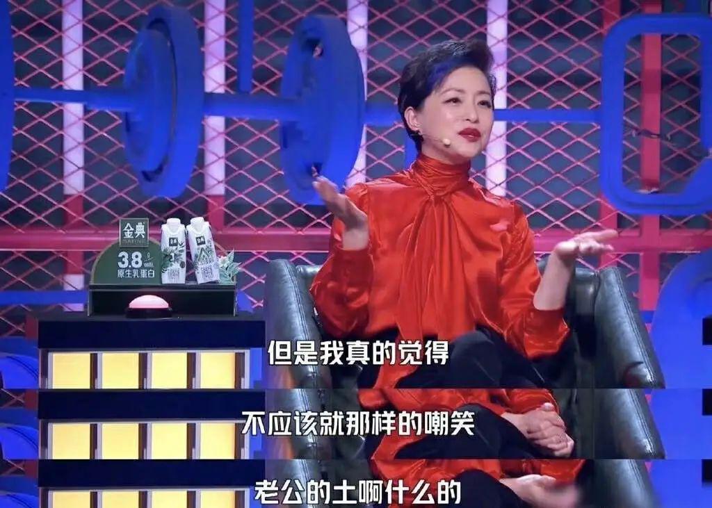 阴险恶毒，好想把她推下去？