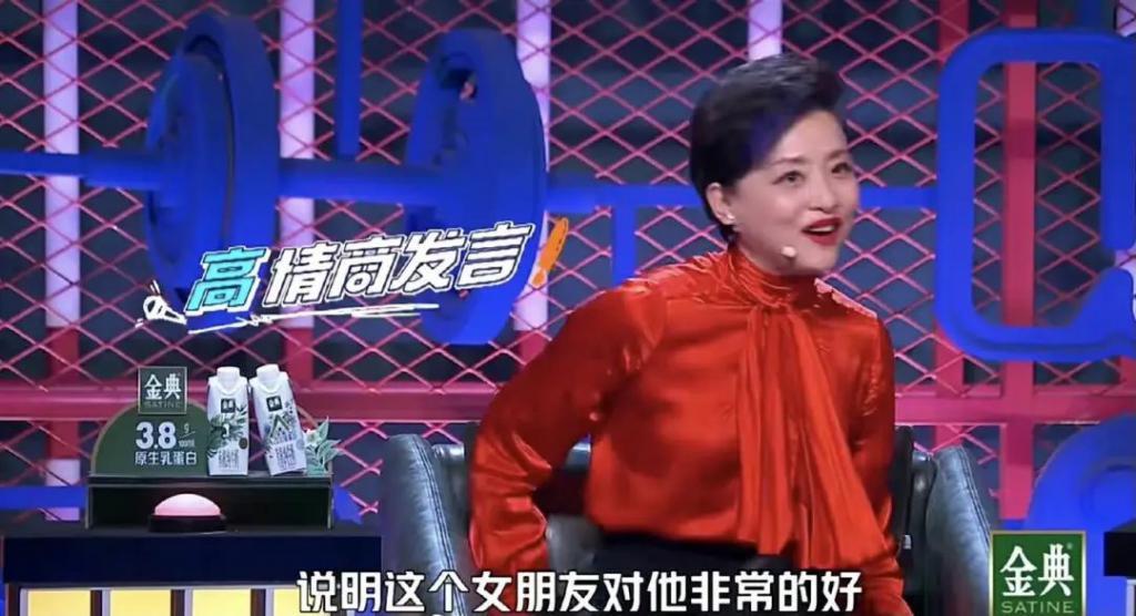 阴险恶毒，好想把她推下去？