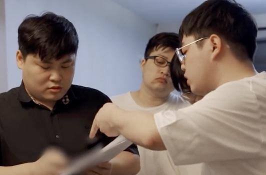 阴险恶毒，好想把她推下去？