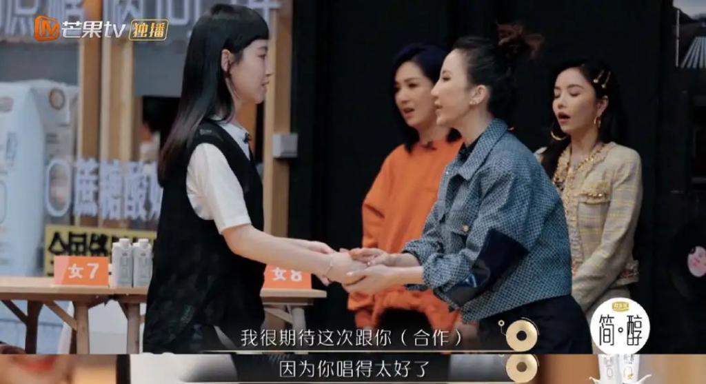 一句话都不说？以为她被孤立了…