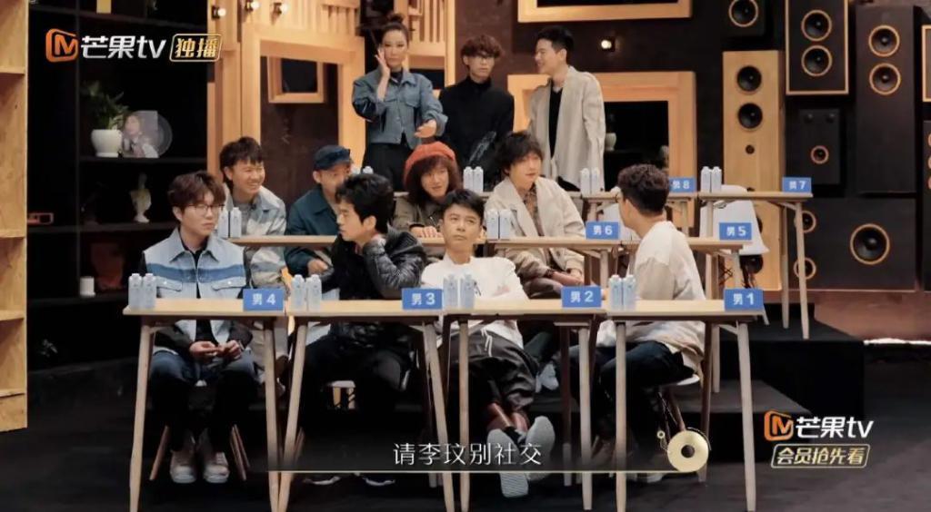 一句话都不说？以为她被孤立了…
