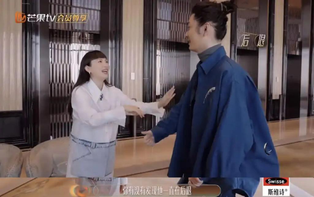 一句话都不说？以为她被孤立了…