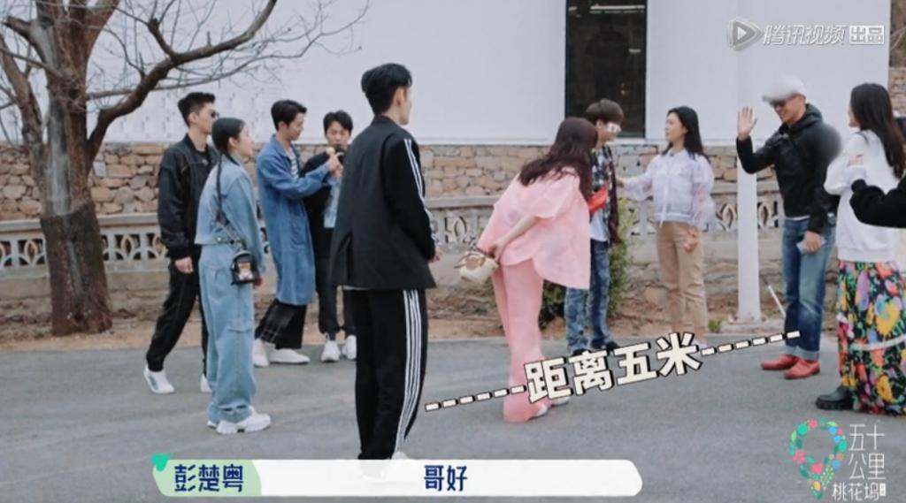 一句话都不说？以为她被孤立了…