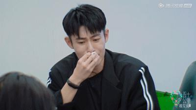 一句话都不说？以为她被孤立了…