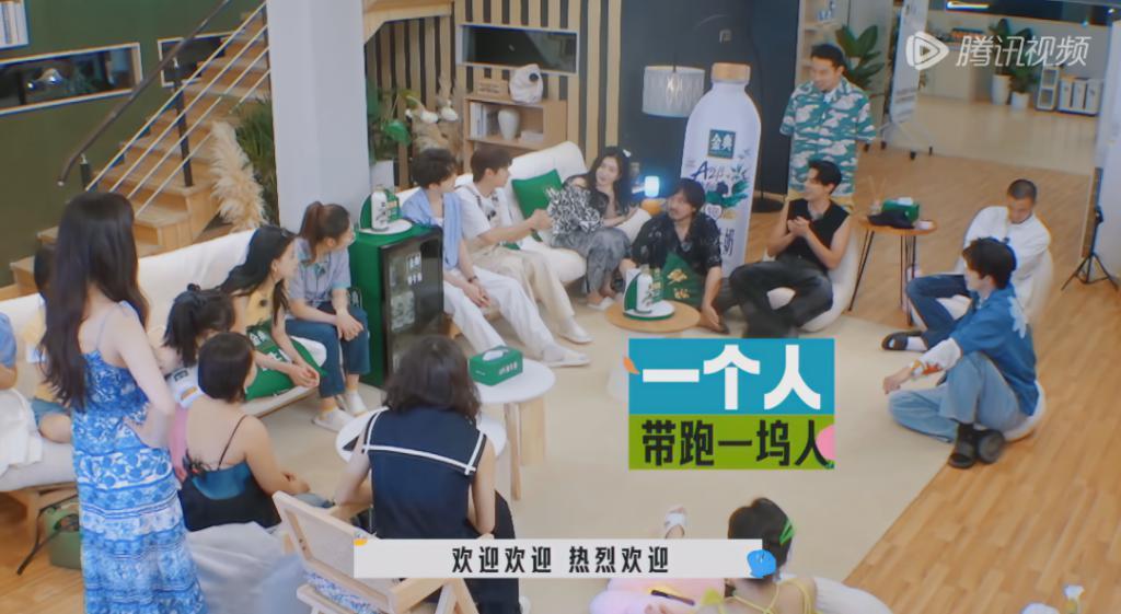 一句话都不说？以为她被孤立了…