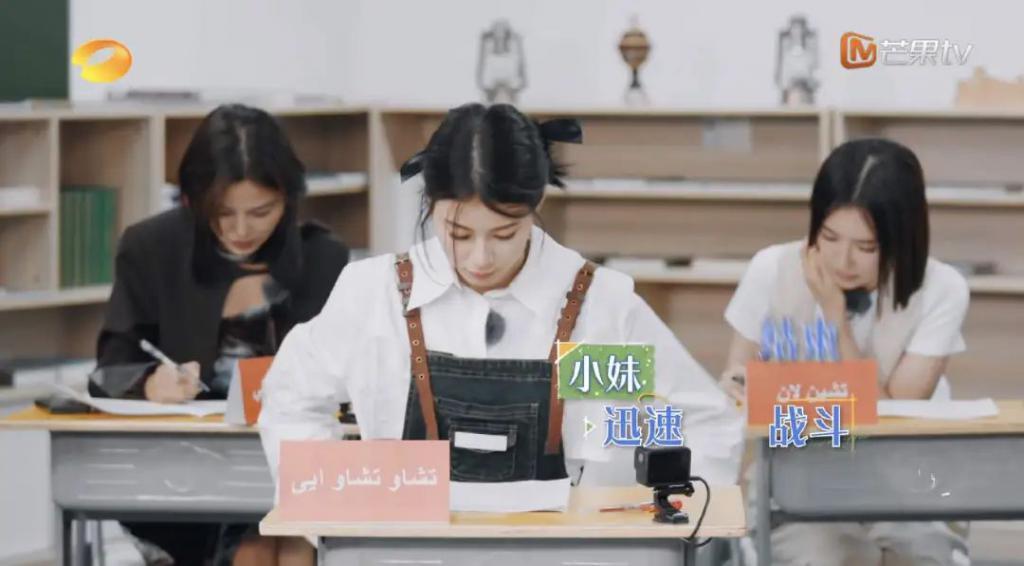 一句话都不说？以为她被孤立了…