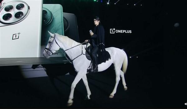 一加12正式发布 同样遥遥领先？于适现场身骑白马
