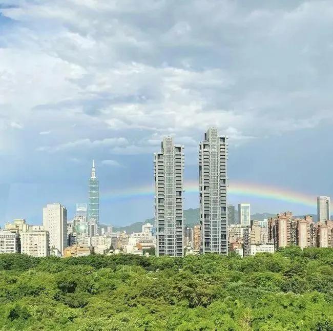 侯佩岑官宣离婚？婚姻窒息紧绷，发文离开和前任互动？