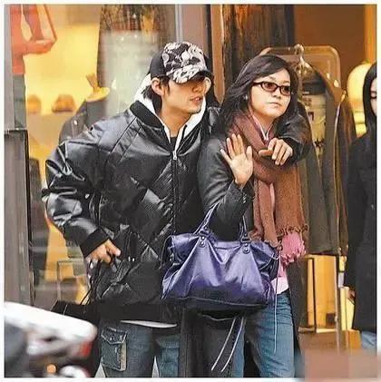 侯佩岑官宣离婚？婚姻窒息紧绷，发文离开和前任互动？