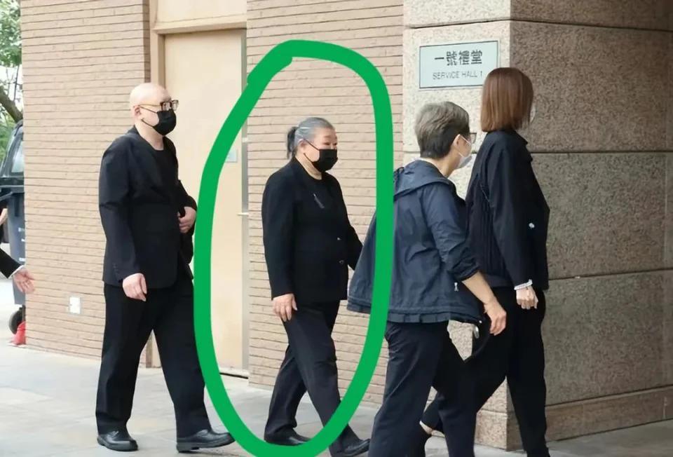 刘德华父亲葬礼：与赌鬼大姐形同陌路，女儿刘向蕙偷笑