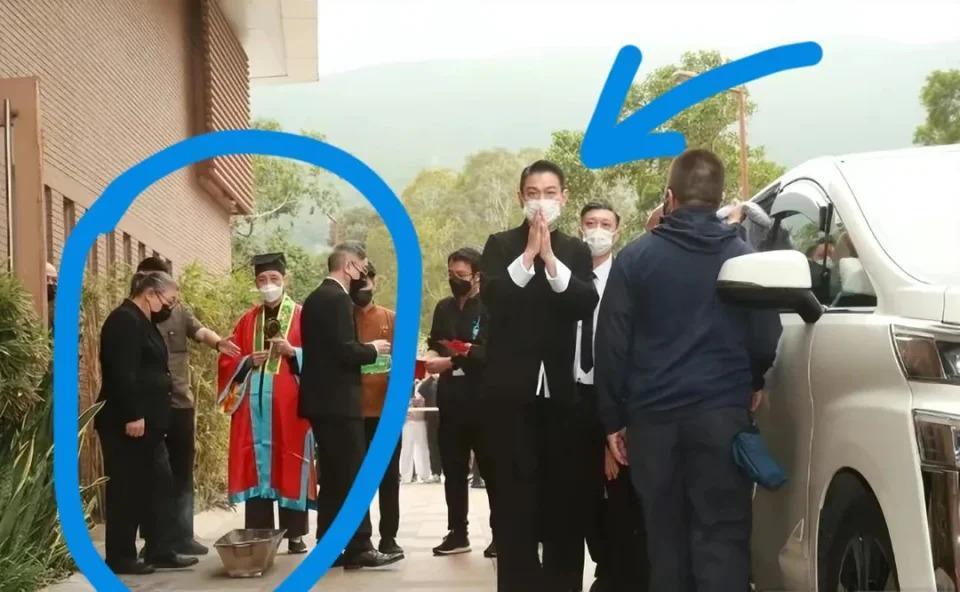 刘德华父亲葬礼：与赌鬼大姐形同陌路，女儿刘向蕙偷笑