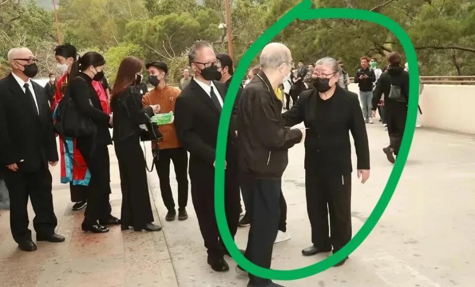 刘德华父亲葬礼：与赌鬼大姐形同陌路，女儿刘向蕙偷笑