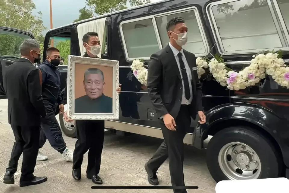 刘德华父亲葬礼：与赌鬼大姐形同陌路，女儿刘向蕙偷笑