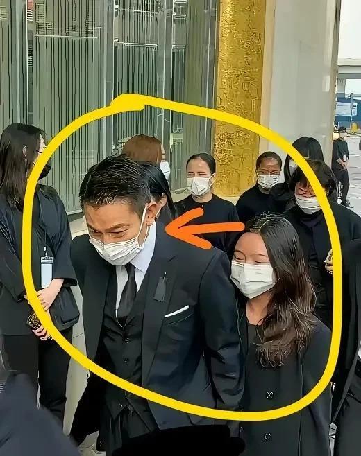 刘德华父亲葬礼：与赌鬼大姐形同陌路，女儿刘向蕙偷笑