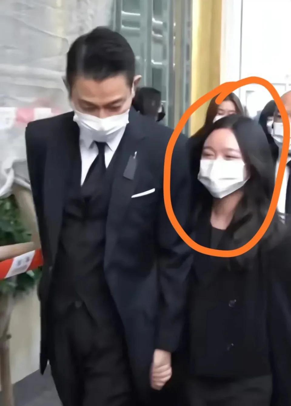 刘德华父亲葬礼：与赌鬼大姐形同陌路，女儿刘向蕙偷笑