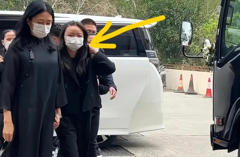 刘德华父亲葬礼：与赌鬼大姐形同陌路，女儿刘向蕙偷笑