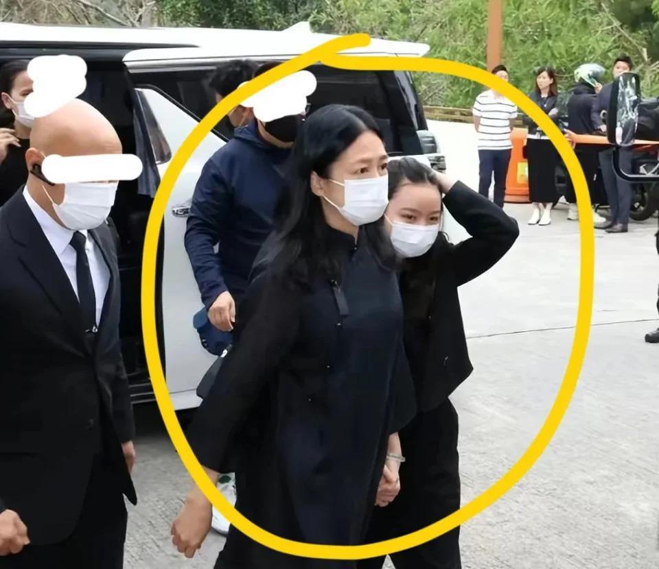 刘德华父亲葬礼：与赌鬼大姐形同陌路，女儿刘向蕙偷笑