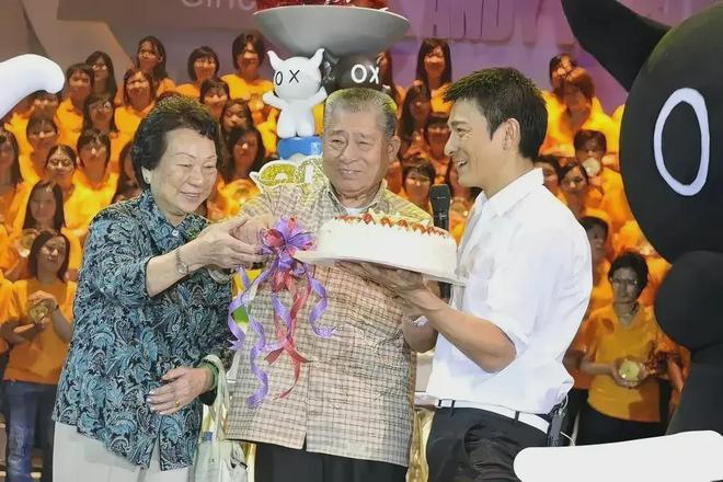 刘德华6姐弟24人大家族曝光，父亲葬礼展现凝聚力