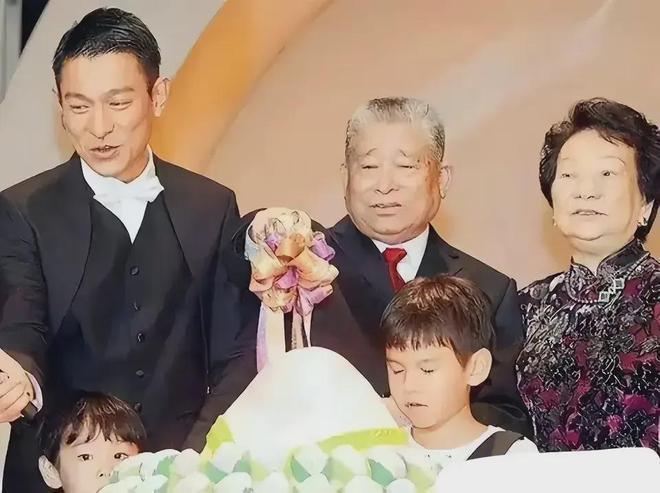 刘德华6姐弟24人大家族曝光，父亲葬礼展现凝聚力