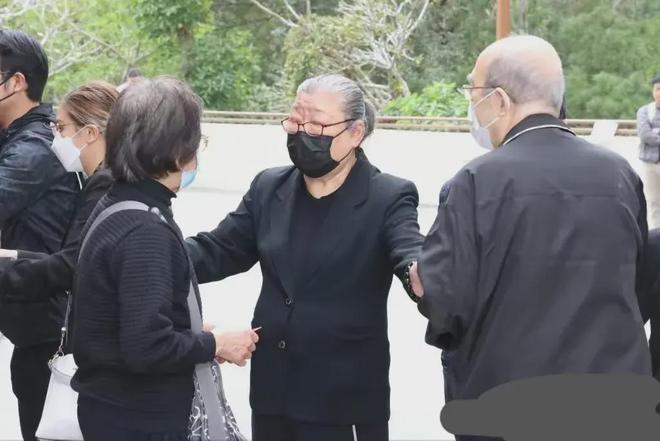 刘德华6姐弟24人大家族曝光，父亲葬礼展现凝聚力