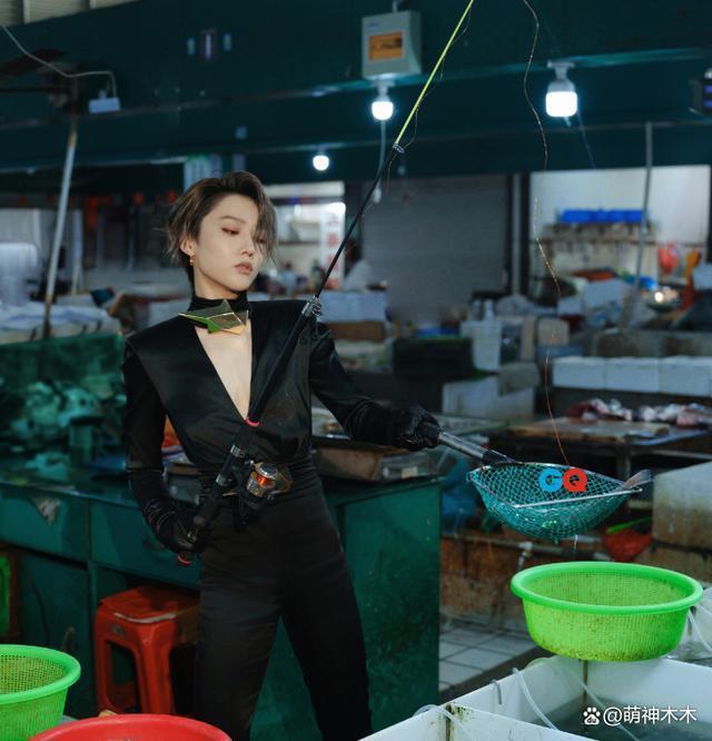 GQ菜市场照翻车！明星一身大牌到普通人工作地点作秀