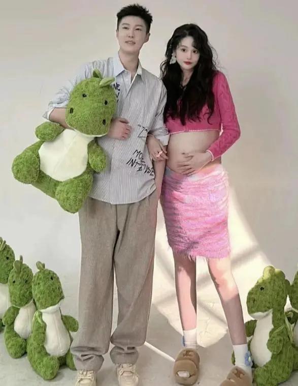 赵本山女儿怀孕8个月晒孕期写真，花上百万买婴儿衣物