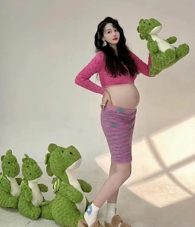 赵本山女儿怀孕8个月晒孕期写真，花上百万买婴儿衣物