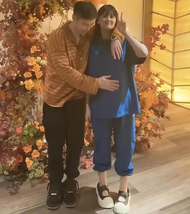 赵本山女儿怀孕8个月晒孕期写真，花上百万买婴儿衣物