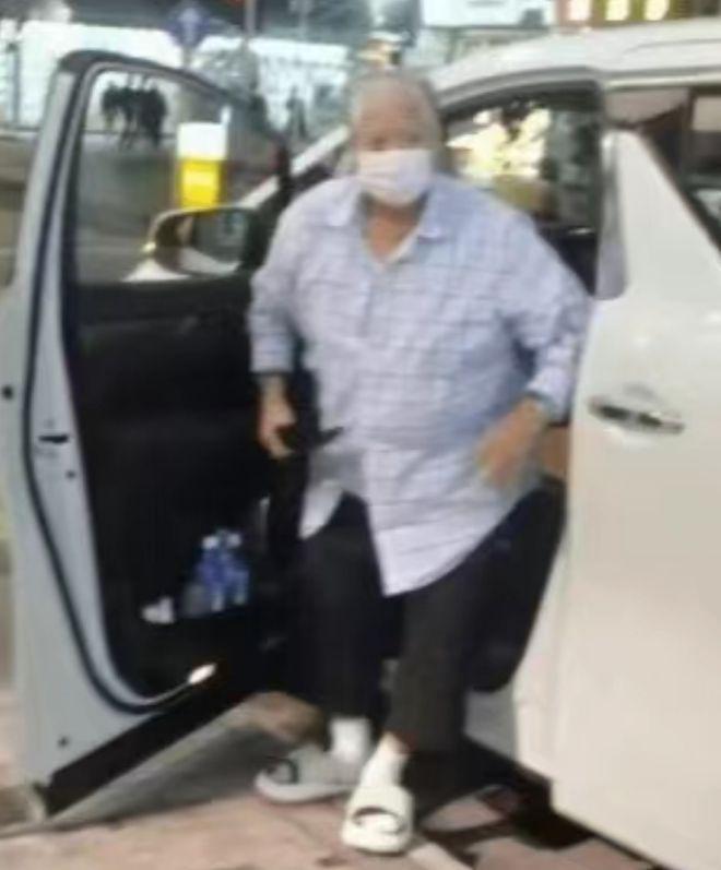 71岁洪金宝被偶遇 满头白发面色红润走路稳健