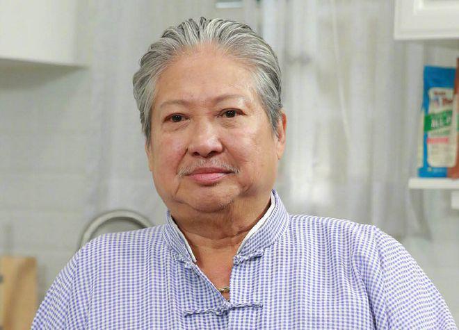 71岁洪金宝被偶遇 满头白发面色红润走路稳健