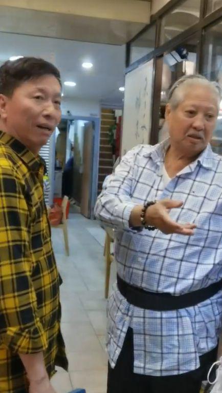 71岁洪金宝被偶遇 满头白发面色红润走路稳健