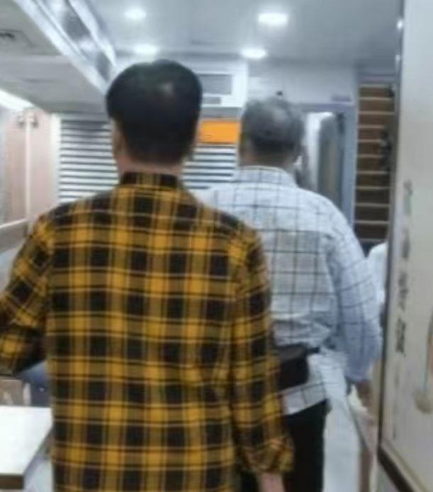 71岁洪金宝被偶遇 满头白发面色红润走路稳健