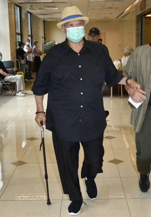 71岁洪金宝被偶遇 满头白发面色红润走路稳健