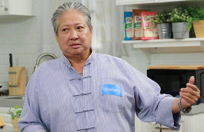71岁洪金宝被偶遇 满头白发面色红润走路稳健