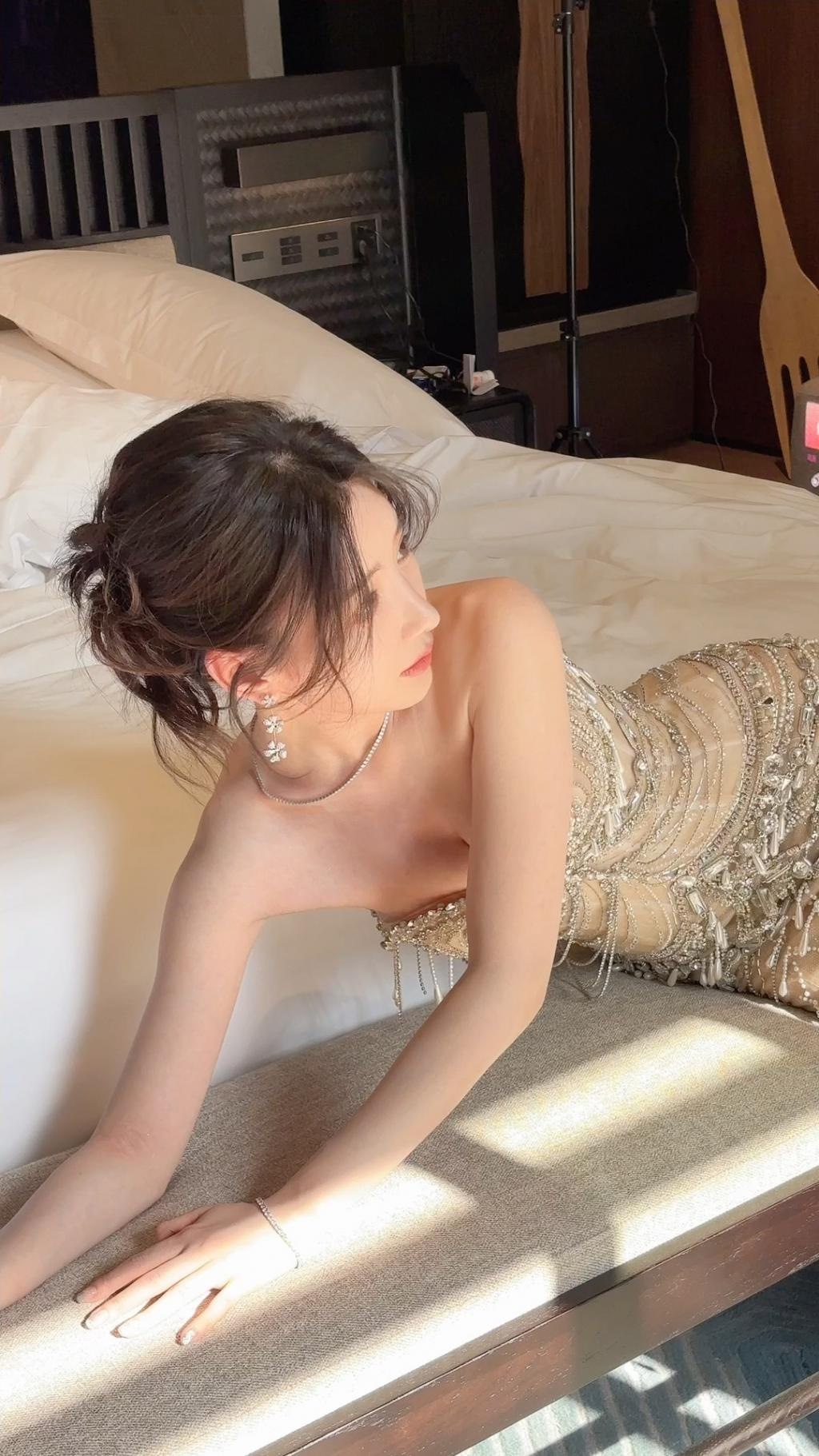 毛晓彤穿修身裙勾勒完美身材 眼神太撩人