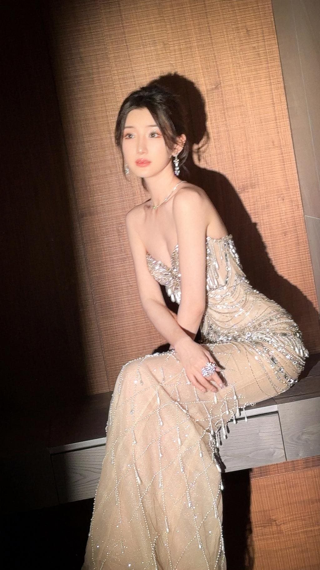 毛晓彤穿修身裙勾勒完美身材 眼神太撩人