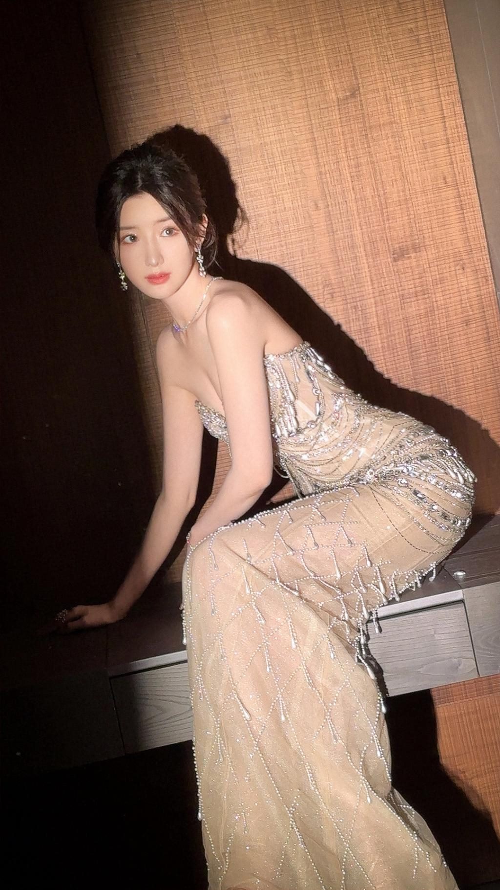 毛晓彤穿修身裙勾勒完美身材 眼神太撩人