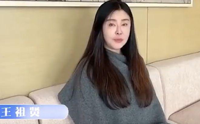王祖贤晒视频声音好温柔 皮肤白皙头发浓密状态佳