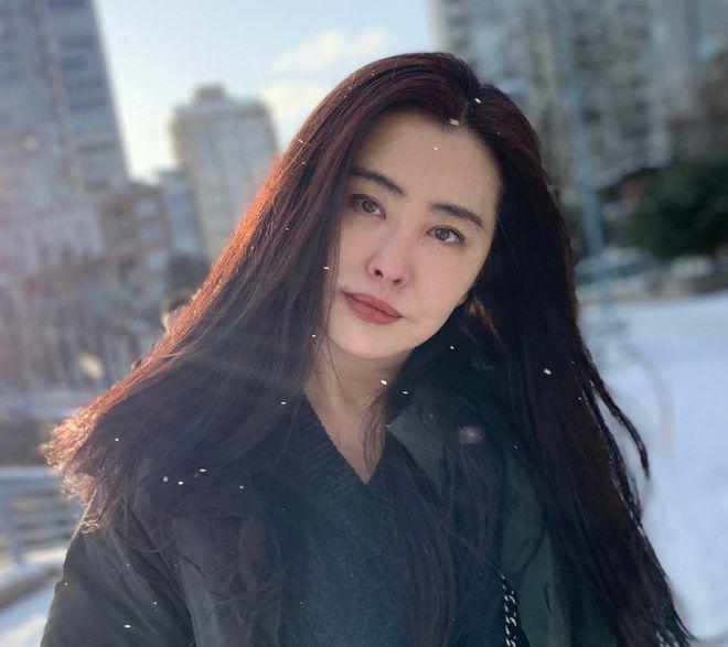 王祖贤晒视频声音好温柔 皮肤白皙头发浓密状态佳