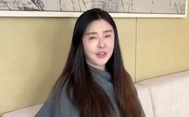 王祖贤晒视频声音好温柔 皮肤白皙头发浓密状态佳