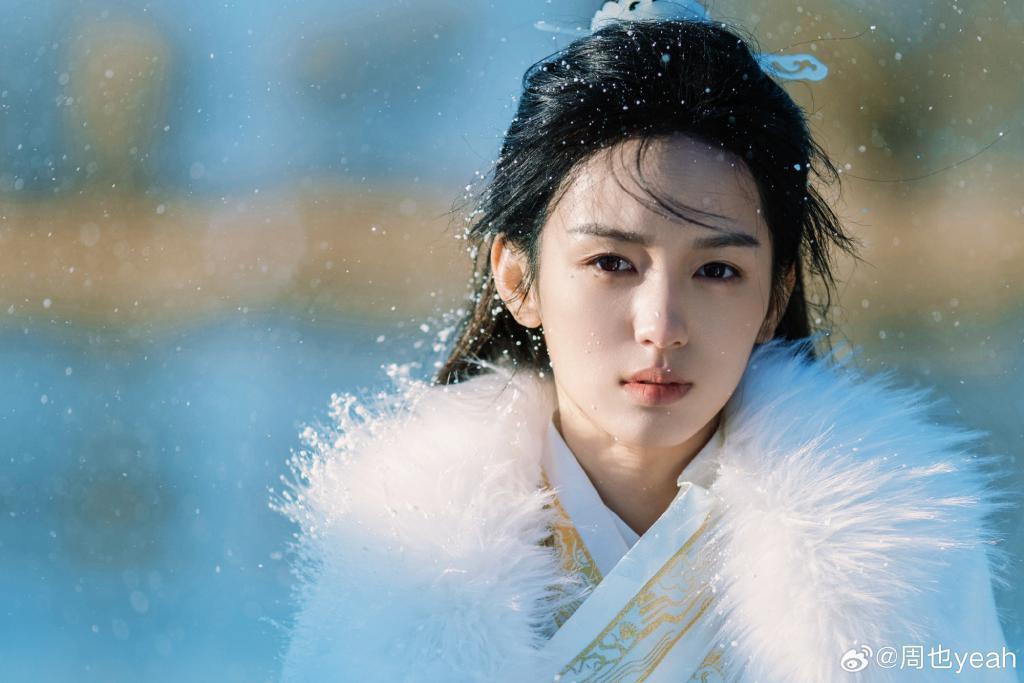 周也穿古装束发少年感拉满 眼神纯澈清冷