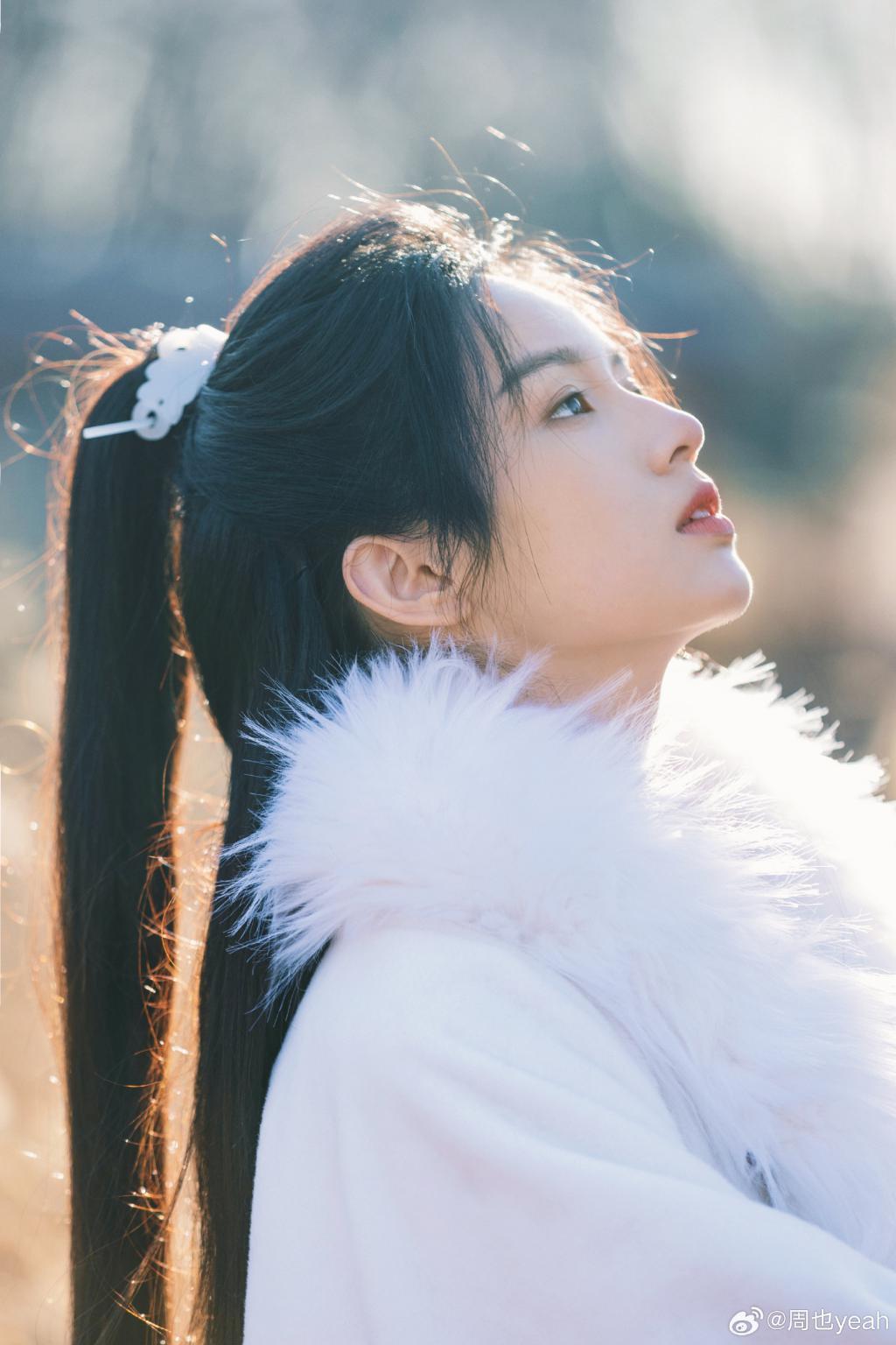 周也穿古装束发少年感拉满 眼神纯澈清冷