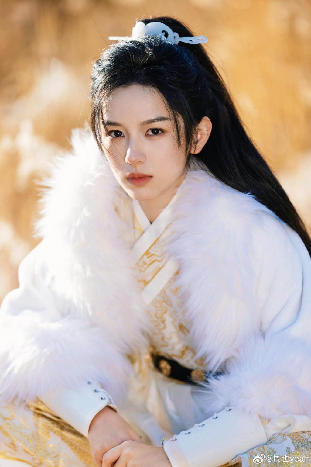 周也穿古装束发少年感拉满 眼神纯澈清冷