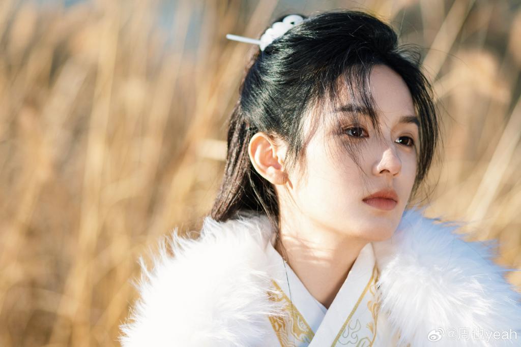 周也穿古装束发少年感拉满 眼神纯澈清冷