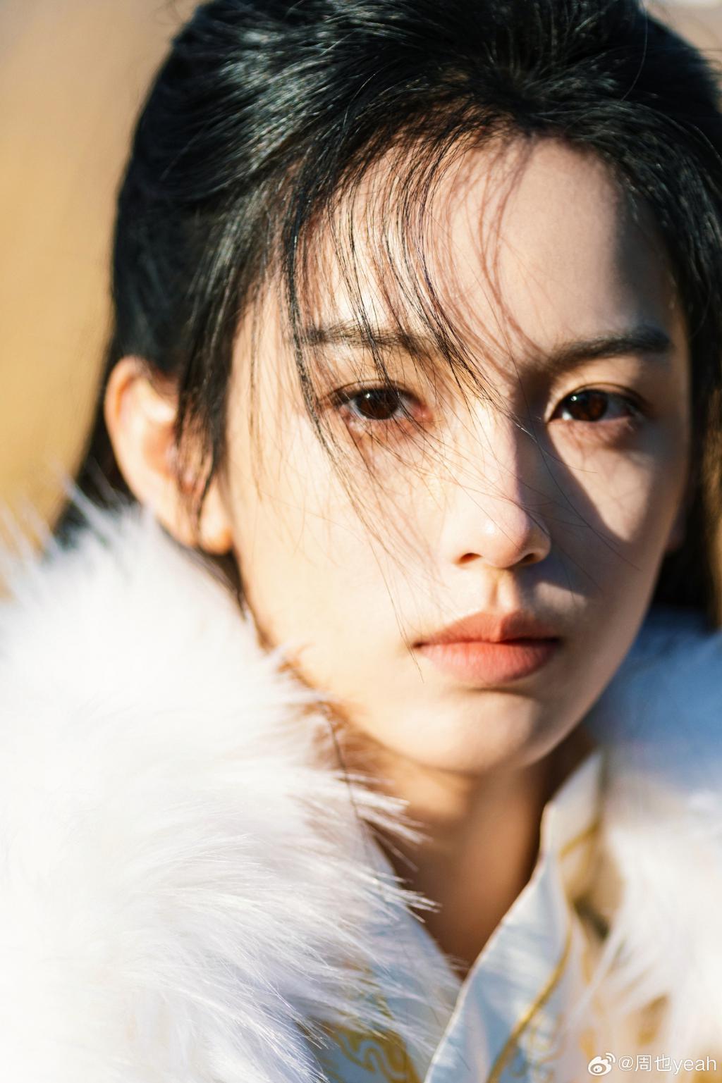 周也穿古装束发少年感拉满 眼神纯澈清冷