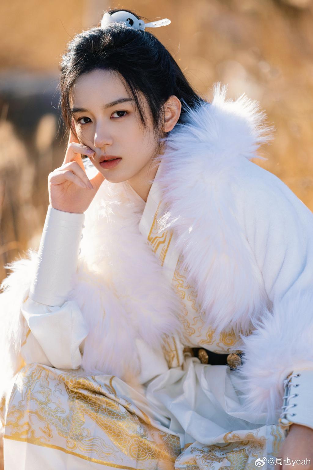 周也穿古装束发少年感拉满 眼神纯澈清冷