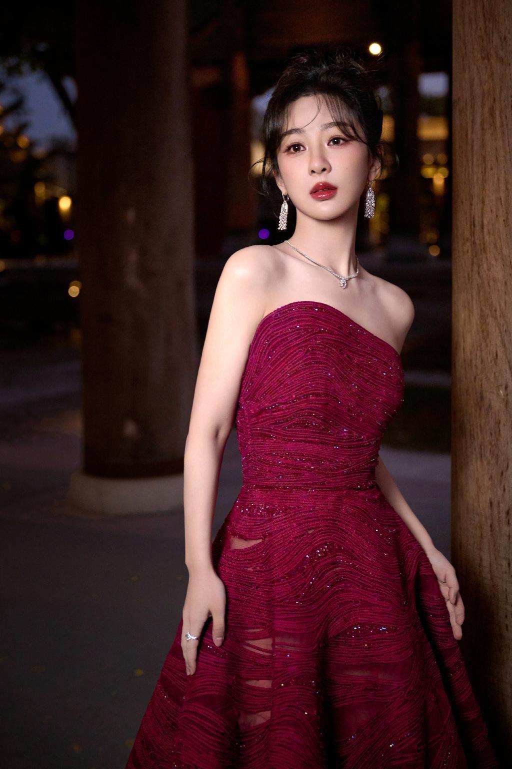 杨紫穿紫红色抹胸裙秀香肩 化身暗夜玫瑰