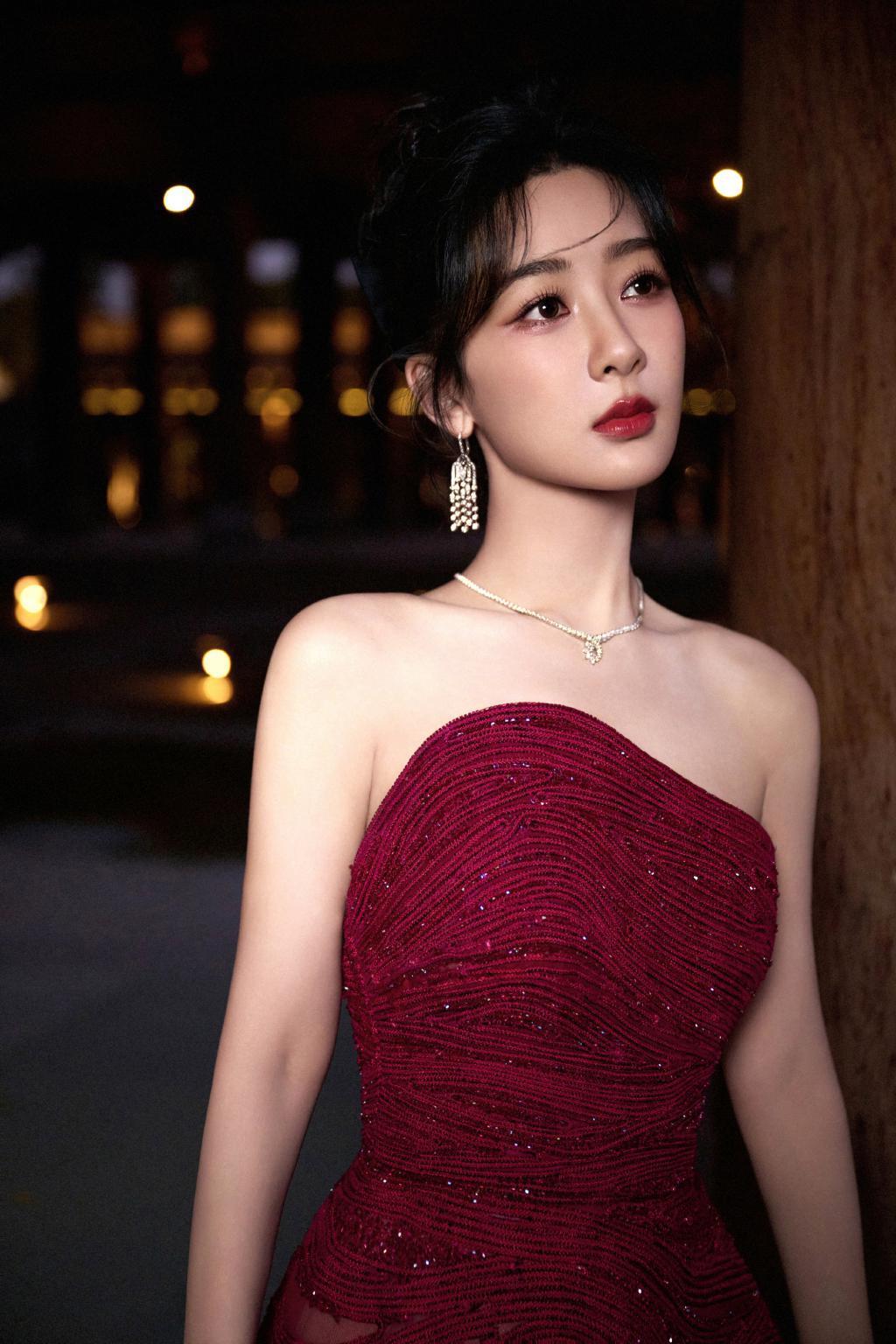 杨紫穿紫红色抹胸裙秀香肩 化身暗夜玫瑰