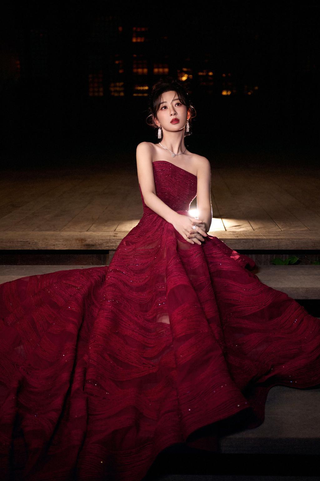 杨紫穿紫红色抹胸裙秀香肩 化身暗夜玫瑰
